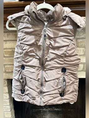 GreenTea Quilted Sleeveless Puffer Vest in Taupe EUC